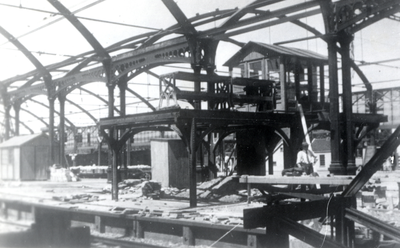 163102 Gezicht op het seinhuis op het eerste perron van het N.S.-station Rotterdam D.P. te Rotterdam.